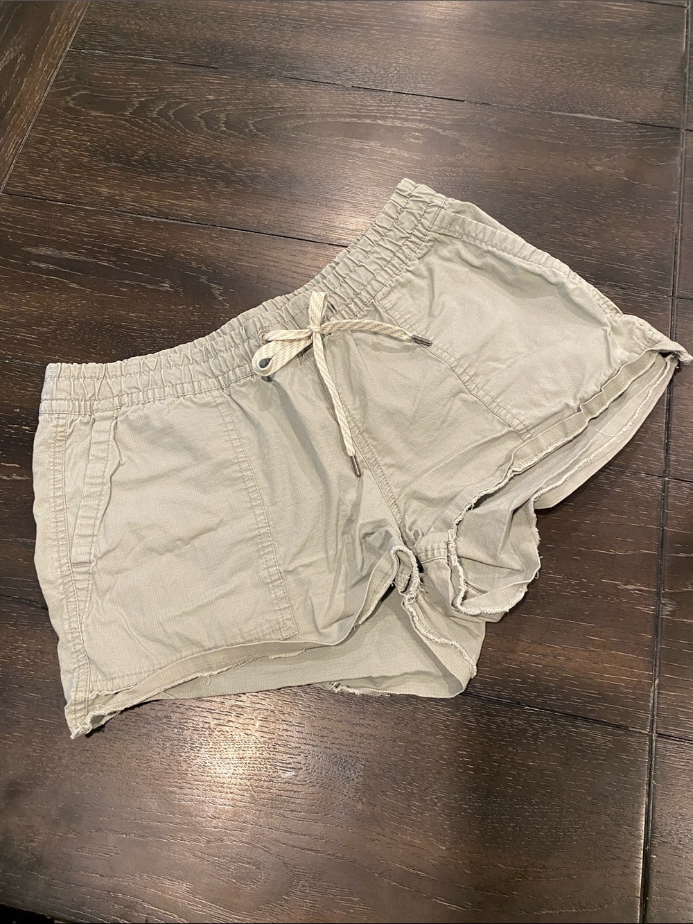 Vuori Women's Lightweight Drawstring Shorts in Light greenish/grey